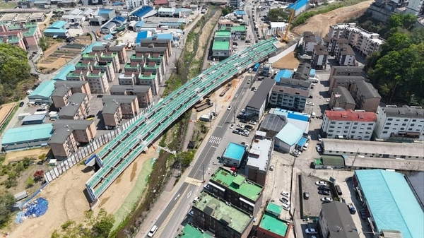 지방도 338호선 도로 확포장 공사가 최근 대형 교량 거더 설치작업에 성공하며 내년 개통을 위해 순항하고 있다. /광주시 제공