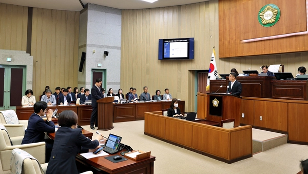 의왕시의회 한채훈 의원이 지난 28일 열린 제310회 임시회 2차 본회의에서 김성제 의왕시장을 상대로 시정질문을 하고 있다. 2025.4.28 /의왕시의회 제공