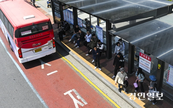 서울 시내버스 노사가 파업을 앞두고 막판 임금협상에 돌입한 29일 성남시 판교역 앞 버스 정류장에서 시민들이 서울로 가는 버스를 기다리고 있다. 서울 시내버스 노조는 이날 협상이 최종 결렬될 경우 오는 30일 새벽 첫차부터 준법투쟁과 파업 등 전면 쟁의행위에 돌입하겠다고 예고했다. 2025.4.29 /이지훈기자 jhlee@kyeongin.com