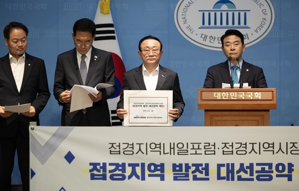 김덕현 연천군수가 최근 국회 소통관에서 열린 ‘접경지역 발전을 위한 여야 대선공약 제안 기자회견’에서 ‘민간인 통제구역 축소’를 제안했다. /연천군 제공