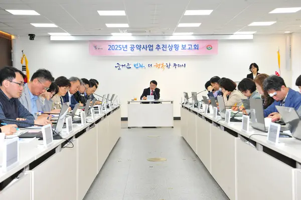 백경현 구리시장이 지난 28일 공약사업 추진상황에 대해 보고받고 있다. /구리시 제공