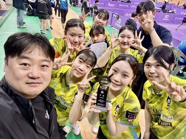 29일 강원도 강릉 아레나체육관에서 막을 내린 제71회 전국남녀종별탁구선수권대회 여대부 단체전 우승을 차지한 인천대 선수단이 기념 촬영을 하고 있다. /인천시체육회 제공