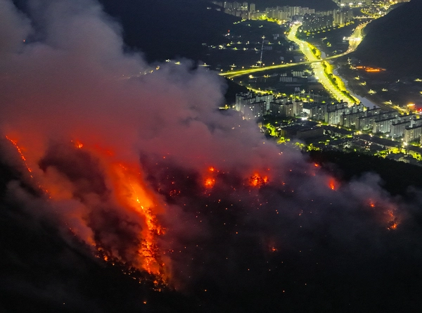 대구 대형 산불 발생 이틀째인 29일 오전 대구 북구 함지산이 불타고 있다. 2025.4.29 /연합뉴스