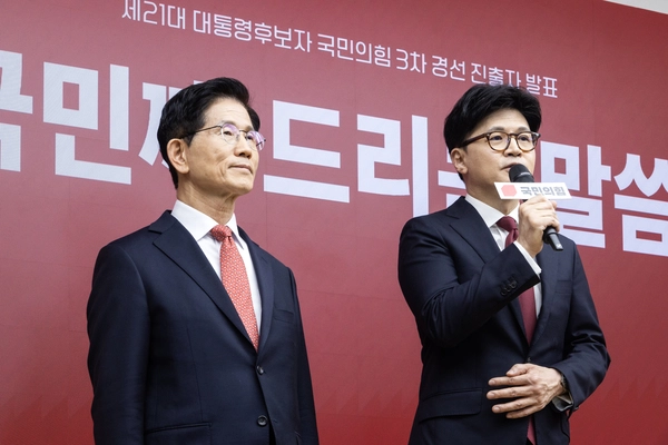 29일 서울 여의도 국민의힘 당사에서 열린 제21대 대통령 후보자 국민의힘 3차 경선 진출자 발표 행사에서 최종 경선에 오른 한동훈 후보(오른쪽)가 소감을 밝히고 있다. 2025.4.29 /연합뉴스