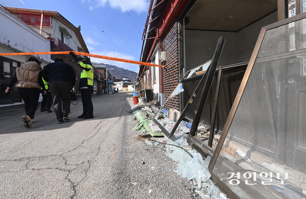 지난 3월6일 한미연합훈련 중 공군 전투기 오폭 사고가 발생한 포천시 이동면 노곡리 마을 일대 건물이 파손돼 있다. 2025.3.6 /최은성기자 ces7198@kyeongin.com