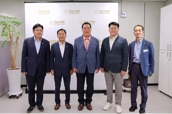 안성시의회 의원들이 의원 연구단체인 ‘안성시 자치법규 정비연구회’를 통해 자치법규의 실효성을 높이기 위한 활동에 들어갔다. (왼쪽부터)최호섭·정천식·안정열·이중섭·박근배 의원. /안성시의회 제공
