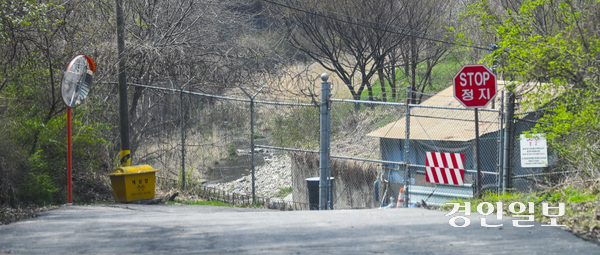 미군부대와 산으로 둘러싸여 일반 차량의 이동이 어려운 ‘육지 속 섬’ 동두천시 걸산동은 군부대를 통과하는 신규 통행증 발급이 제한된 탓에 직접적인 소멸 위기에 직면해 있다. 사진은 걸산동 마을 진입로에서 바라본 미군 캠프 케이시 입구. 양쪽 모두 통행증이 없으면 산길을 넘어가야 시내로 나갈 수 있다. 2025.4.18 /이지훈기자 jhlee@kyeongin.com