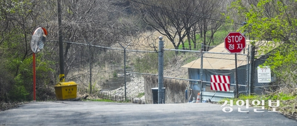 미군부대와 산으로 둘러싸여 일반 차량의 이동이 어려운 ‘육지 속 섬’ 동두천시 걸산동은 군부대를 통과하는 신규 통행증 발급이 제한된 탓에 직접적인 소멸 위기에 직면해 있다. 사진은 걸산동 마을 진입로에서 바라본 미군 캠프 케이시 입구. 양쪽 모두 통행증이 없으면 산길을 넘어가야 시내로 나갈 수 있다. 2025.4.18 /이지훈기자 jhlee@kyeongin.com