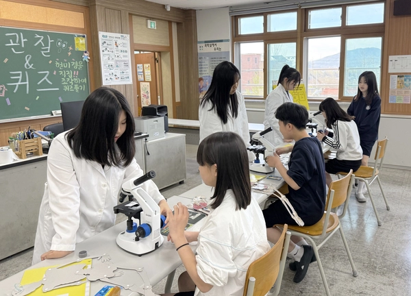 양주 조양중학교 학생들이 현미경으로 미세한 글자를 찾아가며 퀴즈를 풀고 있다. 2025.4.30 /조양중 제공