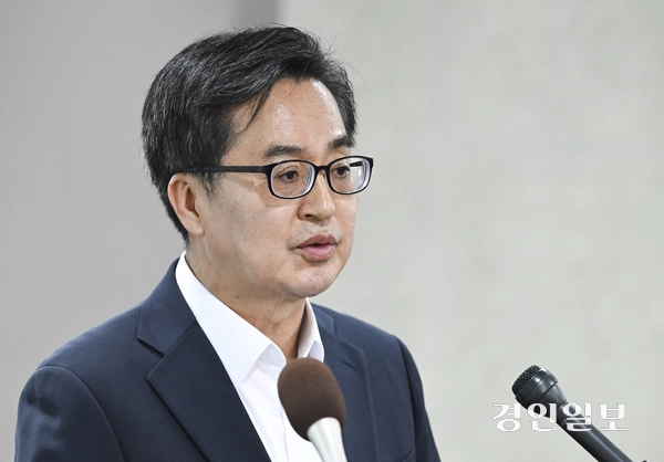 대선 레이스를 마치고 도정에 복귀한 김동연 경기도지사가 29일 오후 경기도청에서 열린 도정점검회의를 마치고 취재진들의 질문에 답변하고 있다. 2025.4.29 /이지훈기자 jhlee@kyeongin.com
