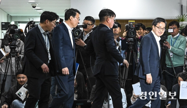 대선 레이스를 마치고 도정에 복귀한 김동연 경기도지사가 29일 오후 경기도청에서 열린 도정점검회의를 마치고 취재진들의 질문에 답한 뒤 집무실로 들어서고 있다. 2025.4.29 /이지훈기자 jhlee@kyeongin.com