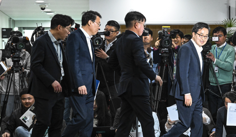 김동연 경기도지사 복귀 첫 회의 “6월 정례회 추경을”
