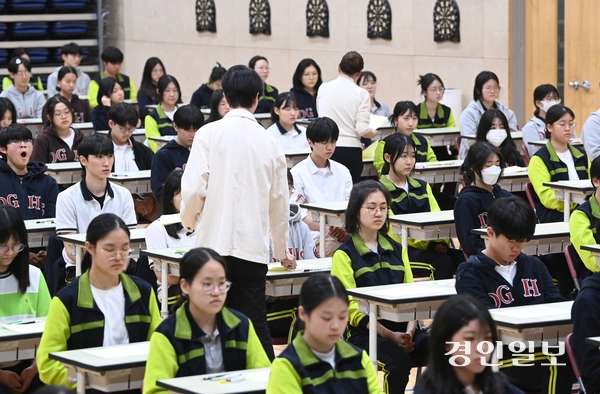 30일 오후 화성시 동탄국제고등학교에서 1학년 학생들이 감독교사 없는 무감독 시험을 치르고 있다. 동탄국제고등학교는 학기별 1~2차 지필고사를 학생들의 양심에 따라 무감독 시험으로 진행한다. 2025.4.30 /최은성기자 ces7198@kyeongin.com