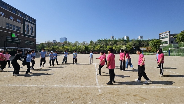 수원 원천초에서 진행하고 있는 스포츠데이 행사 모습. /원천초등학교 제공