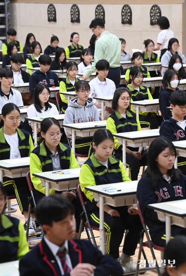 30일 오후 화성시 동탄국제고등학교에서 1학년 학생들이 감독교사 없는 무감독 시험을 치르고 있다. 동탄국제고등학교는 학기별 1~2차 지필고사를 학생들의 양심에 따라 무감독 시험으로 진행한다. 2025.4.30 /최은성기자 ces7198@kyeongin.com