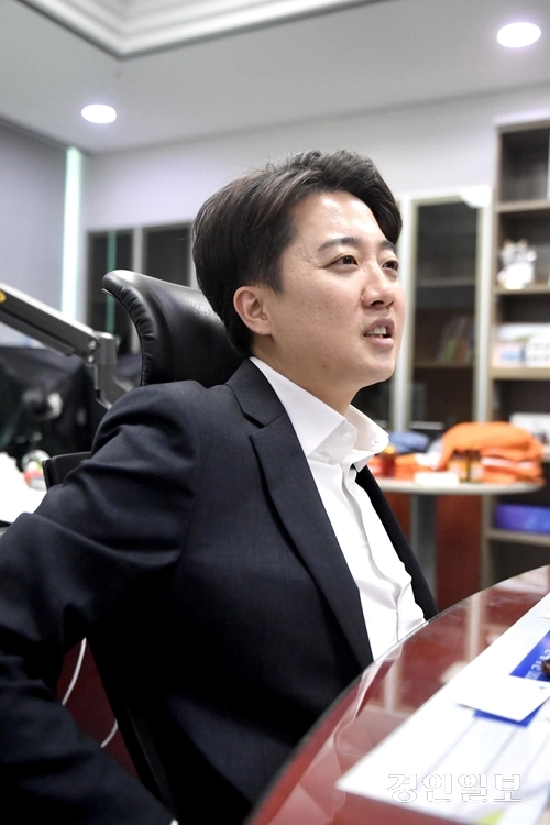 이준석 후보는 “프랑스 마크롱 대통령은 30대 때 대통령을 했고 LG나 한화 등에서는 벌써 30~40대 총수들이 나온다”며 우리나라의 대통령 출마 연령 40세 제한 규정이 시대착오적이라는 견해를 밝혔다. 2025.4.28 한국지방신문협회 공동취재단/김우성기자 wskim@kyeongin.com