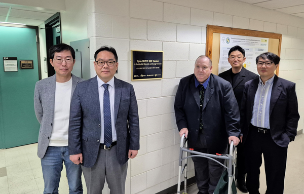 아주대학교가 미국 뉴욕주립대학교에 지속가능 물질 및 에너지 연구센터를 개소한 가운데 관계자들이 기념촬영을 하고 있다. /아주대 제공