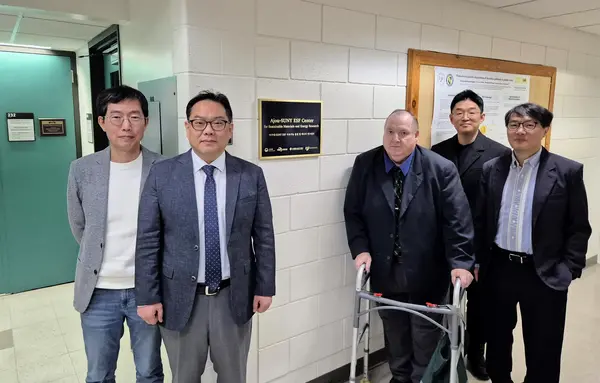 아주대학교가 미국 뉴욕주립대학교에 지속가능 물질 및 에너지 연구센터를 개소한 가운데 관계자들이 기념촬영을 하고 있다. /아주대 제공