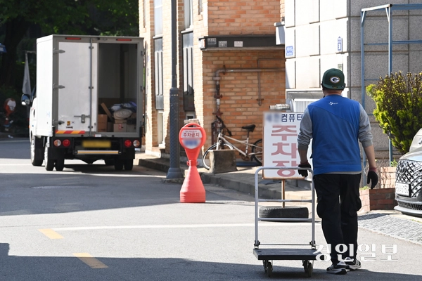 30일 오후 수원시 권선구에서 한 택배기사가 택배 박스를 쌓고 있다. 2025.4.30 /최은성기자 ces7198@kyeongin.com