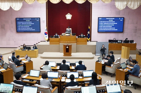 안양시의회가 30일 오전 진행된 제302회 임시회 제2차 본회의에서 2025년도 제2회 추가경정예산안 등 안건을 의결하고 있다. 2025.4.30 안양/박상일기자 metro@kyeongin.com