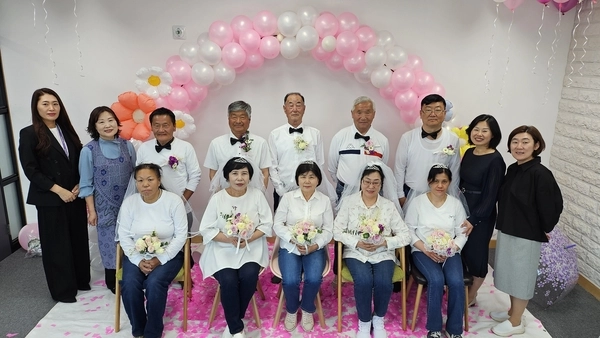 연천군가족센터는 지난 26일 제7회 5월 애(愛) 리마인드웨딩 대상자를 위한 부부교육을 개최했다. 2025.4.26 /연천군 제공