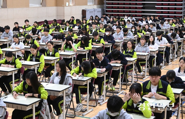 30일 오후 화성시 동탄국제고등학교에서 1학년 학생들이 감독교사 없는 무감독 시험을 치르고 있다. 동탄국제고등학교는 학기별 1~2차 지필고사를 학생들의 양심에 따라 무감독 시험으로 진행한다. 2025.4.30 /최은성기자 ces7198@kyeongin.com