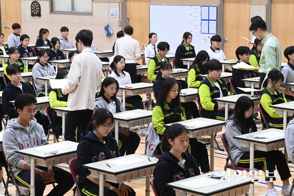 30일 오후 화성시 동탄국제고등학교에서 1학년 학생들이 감독교사 없는 무감독 시험을 치르고 있다. 동탄국제고등학교는 학기별 1~2차 지필고사를 학생들의 양심에 따라 무감독 시험으로 진행한다. 2025.4.30 /최은성기자 ces7198@kyeongin.com