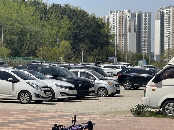 30일 오전 인천 중구 영종도에 있는 구읍뱃터 인근 임시 공영주차장에 차량이 주차돼 있다. 해당 주차장은 오는 5월부로 사용이 종료된다. 2025.4.30 /조경욱기자 imjay@kyeongin.com