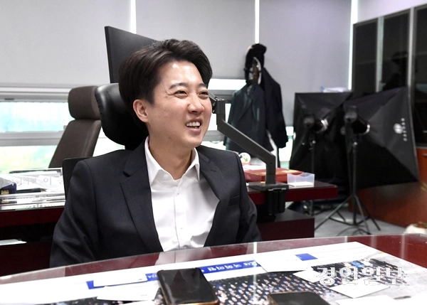 이준석 후보는 “프랑스 마크롱 대통령은 30대 때 대통령을 했고 LG나 한화 등에서는 벌써 30~40대 총수들이 나온다”며 우리나라의 대통령 출마 연령 40세 제한 규정이 시대착오적이라는 견해를 밝혔다. 2025.4.28 한국지방신문협회 공동취재단/김우성기자 wskim@kyeongin.com