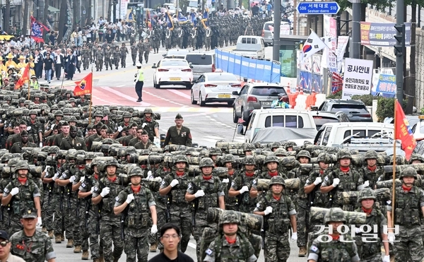 인천시 중구 동인천역 앞에서 해병대 대원들이 제74주년 인천상륙작전 기념 시가행진을 하고 있다. /경인일보DB