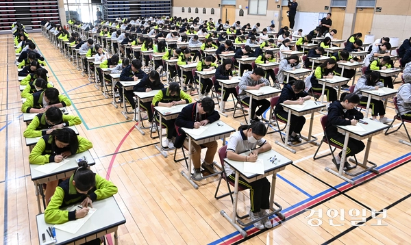 30일 오후 화성시 동탄국제고등학교에서 1학년 학생들이 감독교사 없는 무감독 시험을 치르고 있다. 동탄국제고등학교는 학기별 1~2차 지필고사를 학생들의 양심에 따라 무감독 시험으로 진행한다. 2025.4.30 /최은성기자 ces7198@kyeongin.com