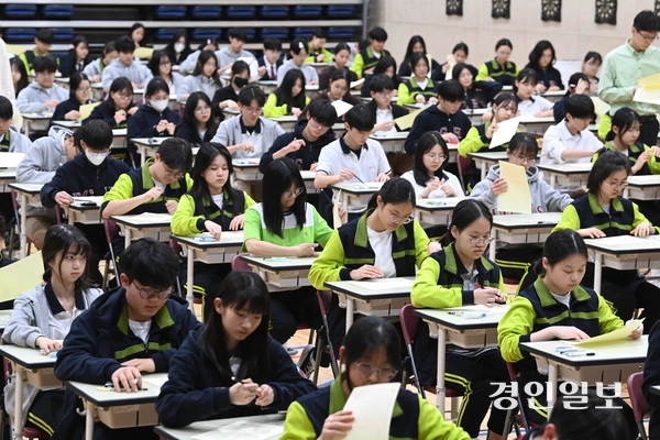 30일 오후 화성시 동탄국제고등학교에서 1학년 학생들이 감독교사 없는 무감독 시험을 치르고 있다. 동탄국제고등학교는 학기별 1~2차 지필고사를 학생들의 양심에 따라 무감독 시험으로 진행한다. 2025.4.30 /최은성기자 ces7198@kyeongin.com