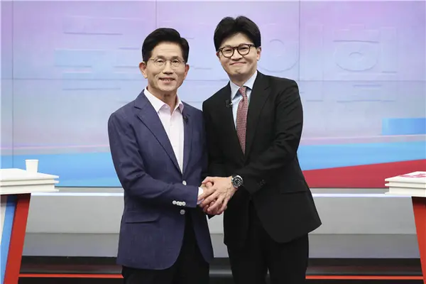 김문수·한동훈 경선 후보는 30일 저녁 TV 조선 주관 토론회에서 손을 잡고 있다. 2025. 4. 30 /국민의힘 선거관리위원회 제공