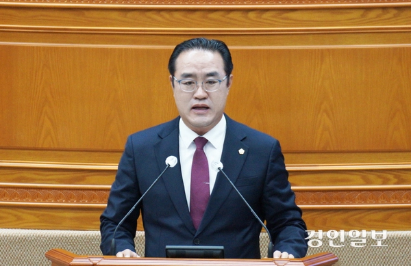 안양시의회 강익수 의원이 30일 오전 열린 제302회 임시회 제2차 본회의 5분 자유발언을 통해 안양시 기관·단체들의 관용차량 방만 운영 문제를 지적하고 있다. 2025.4.30 안양/박상일기자 metro@kyeongin.com