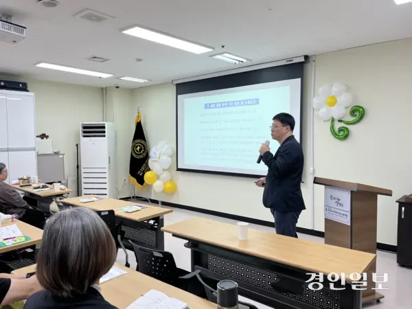 30일 오후 1시께 인천 부평구 인천시간호조무사회 사무실에서 열린 ‘인천지역 병·의원 노동실태조사 발표회’에서 이주환 한국노동사회연구소 부소장이 발표를 하고 있다. 2025.4.30/송윤지기자 ssong@kyeongin.com
