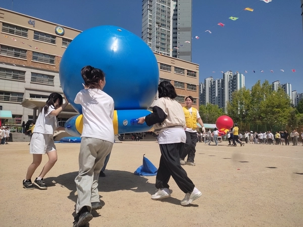 30일 오전 하성 석우초등학교 운동장에서 진행된 2025 스포츠데이에 참여한 학생들이 다양한 종목에 참여하며 협동심과 책임감을 키우고 있다. 2025.4.30 /석우초 제공