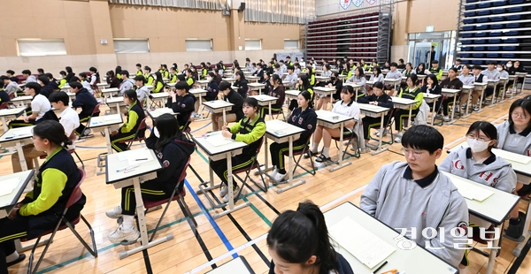 30일 오후 화성시 동탄국제고등학교에서 1학년 학생들이 감독교사 없는 무감독 시험을 치르고 있다. 동탄국제고등학교는 학기별 1~2차 지필고사를 학생들의 양심에 따라 무감독 시험으로 진행한다. 2025.4.30 /최은성기자 ces7198@kyeongin.com