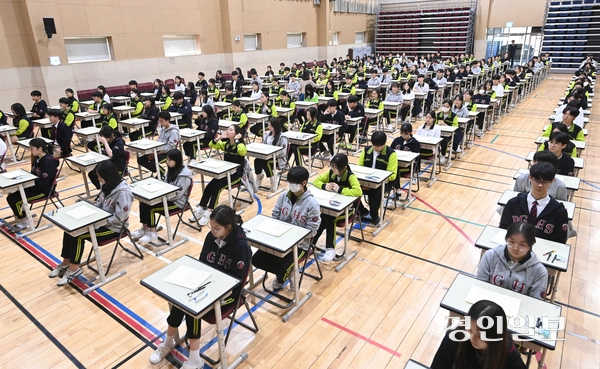 30일 오후 화성시 동탄국제고등학교에서 1학년 학생들이 감독교사 없는 무감독 시험을 치르고 있다. 동탄국제고등학교는 학기별 1~2차 지필고사를 학생들의 양심에 따라 무감독 시험으로 진행한다. 2025.4.30 /최은성기자 ces7198@kyeongin.com
