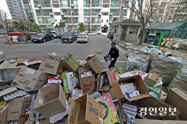 경기도의 한 아파트단지에서 경비원이 입주민들이 배출한 분리수거 쓰레기를 정리하고 있다. /경인일보DB