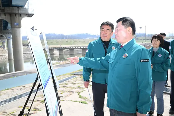 2024년 집중안전점검 중인 백경현 구리시장과 김천복 안전도시국장 /구리시 제공
