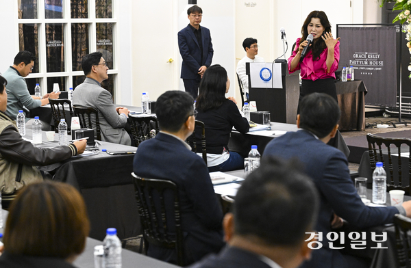 30일 오후 수원 파티움하우스에서 열린 미래사회포럼에서 연사로 나선 뮤지컬 배우 홍지민이 자신에게 의미 있는 노래들을 소개하며 ‘꿈을 이루기 위한 계획 수립의 중요성’에 대해 설명하고 있다. 2025.4.30 /이지훈기자 jhlee@kyeongin.com