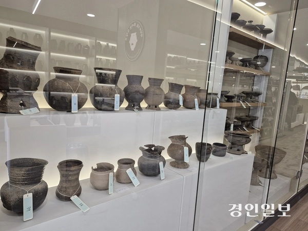 오는 5월2일 개관을 앞둔 연천군 전곡선사유적지 내 ‘연천의 보물, 보이는 수장고’의 구석기 유물들. 2025.4.29 연천/오연근기자 oyk@kyeongin.com