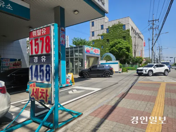 유류세 인하 폭 일부 축소 시행 하루 전 휘발유·경유 등의 가격 상승을 예상한 시민들이 주유를 하기 위해 수원의 한 주유소 앞 도로에서 대기하고 있다. 2025.4.30 /김지원기자 zone@kyeongin.com