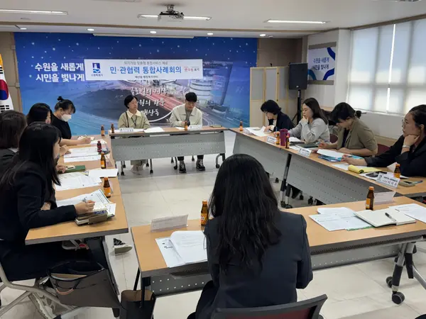 30일 수원시 매산동주민센터에서 진행한 긴급 통합사례회의에서 초록우산 경기지역본부, 우아한가족 사회적협동조합, 매산동행정복지센터, 성정현 협성대학교 교수가 함께 회의를 진행하고 있다. /초록우산 경기본부 제공