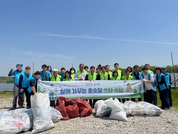 30일 한국농어촌공사 여주·이천지사, 수질환경보전회, 설성면 관계자 및 지역주민 등 40여 명이 참여한 가운데 이천시 성호저수지 일주도로 주변에 대한 환경정화 활동이 진행됐다. 2025.4.30 /한국농어촌공사 여주·이천지사 제공