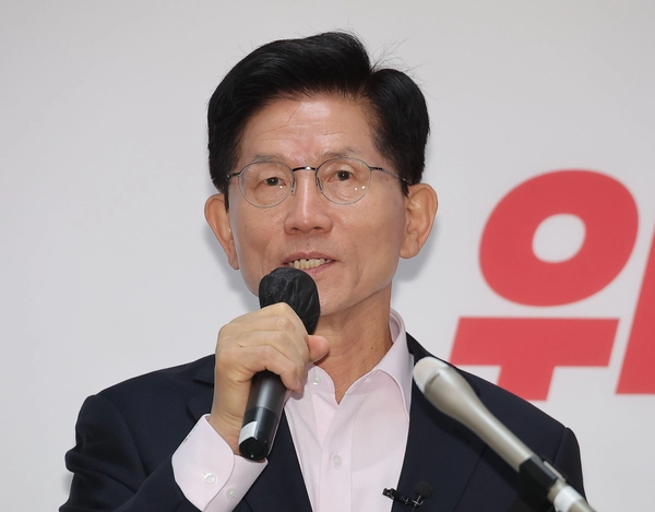 국민의힘 김문수 제21대 대통령 선거 경선 후보가 30일 서울 여의도 대하빌딩 후보 캠프 사무실에서 정책 발표 기자회견을 하고 있다. 2025.4.30 /연합뉴스