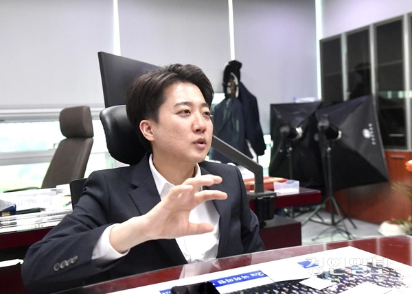 이준석 개혁신당 대선 후보는 1일 공직선거법 위반 혐의로 기소된 더불어민주당 이재명 후보에 대해 대법원이 유죄 취지로 파기 환송한 것과 관련, 민주당에 후보 교체를 요구했다. 사진은 지난 28일 한국지방신문협회 공동 취재단과 인터뷰하는 이준석 후보. 2025.4.28 /김우성기자 wskim@kyeongin.com