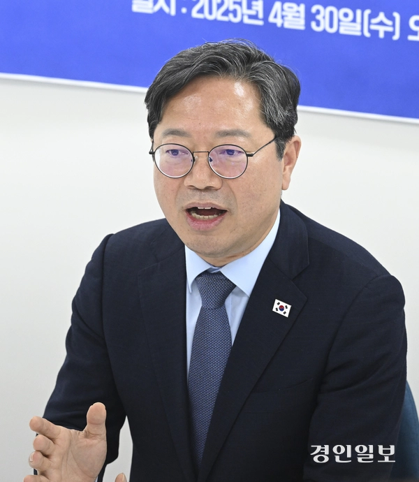 김승원 더불어민주당 경기도당위원장이 30일 오전 수원시 팔달구 더불어민주당 경기도당 당사에서 인터뷰하고 있다. 2025.4.30 /이지훈기자 jhlee@kyeongin.com