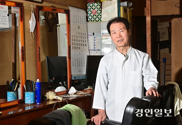 30일 오전 인천시 미추홀구 숭의동 신광이발관에서 이원호 사장이 인터뷰에 응하고 있다. 2025.4.30 /조재현기자 jhc@kyeongin.com