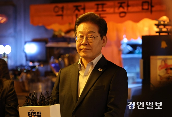 더불어민주당 이재명 대통령 후보가 노동절인 1일 오후 서울 종로구 삼일대로 한 식당에서 열린 민생시리즈2 <비전형 노동자 간담회>를 마치고 대법원이 공직선거법 위반과 관련한 2심 판결을 파기 환송한데 대한 기자의 질문에 답하고 있다. 2025.5.1 /최은성기자 ces7198@kyeongin.com